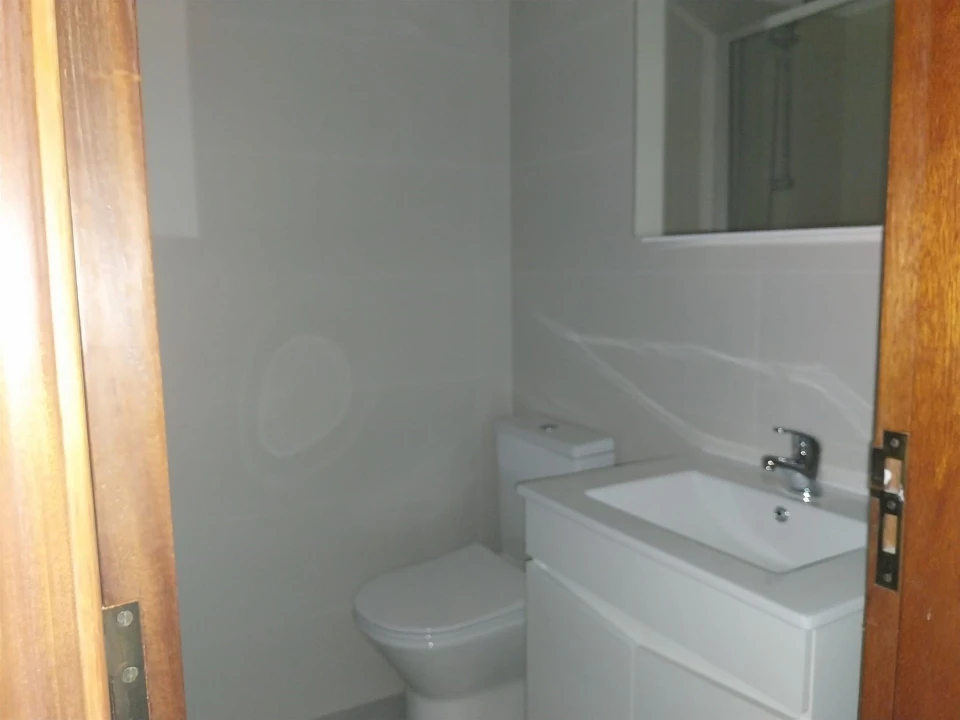 Apartamento T3 para Arrendamento em Santo Antonio dos Olivais Foto 10