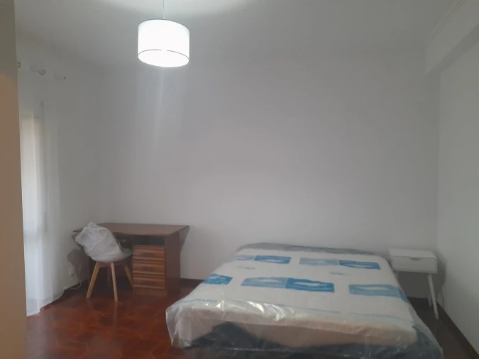 Apartamento T3 para Arrendamento em Santo Antonio dos Olivais Foto 5