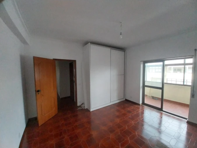 Apartamento T3 para Arrendamento em Santo Antonio dos Olivais Foto 5
