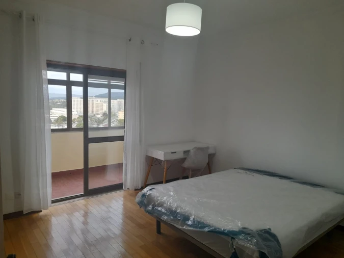 Apartamento T3 para Arrendamento em Santo Antonio dos Olivais Foto 11