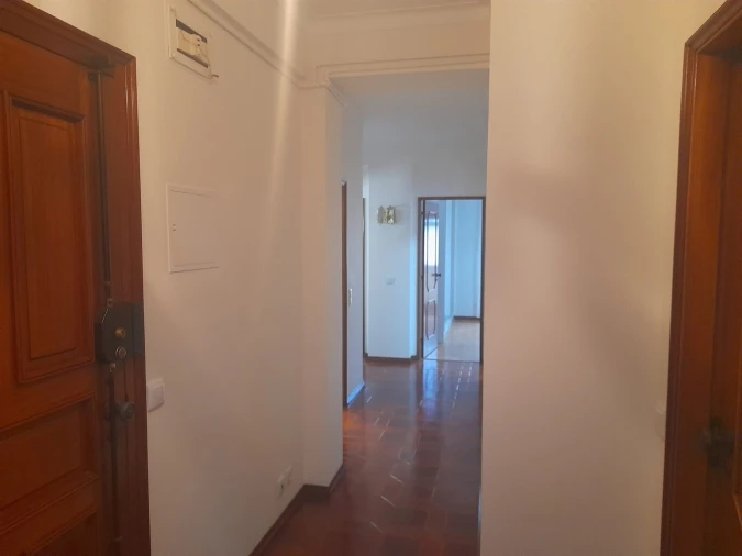 Apartamento T3 para Arrendamento em Santo Antonio dos Olivais Foto 4