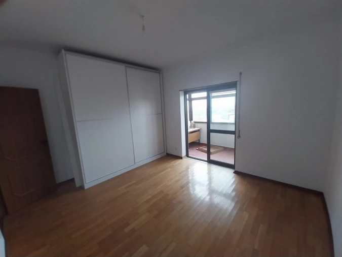 Apartamento T3 para Arrendamento em Santo Antonio dos Olivais Foto 7