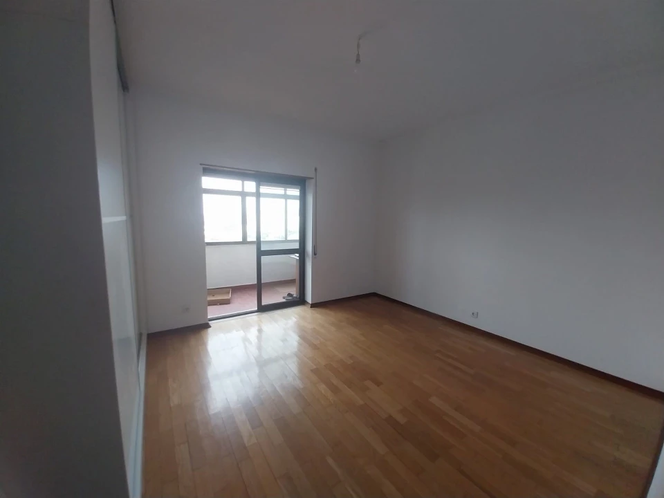 Apartamento T3 para Arrendamento em Santo Antonio dos Olivais Foto 6