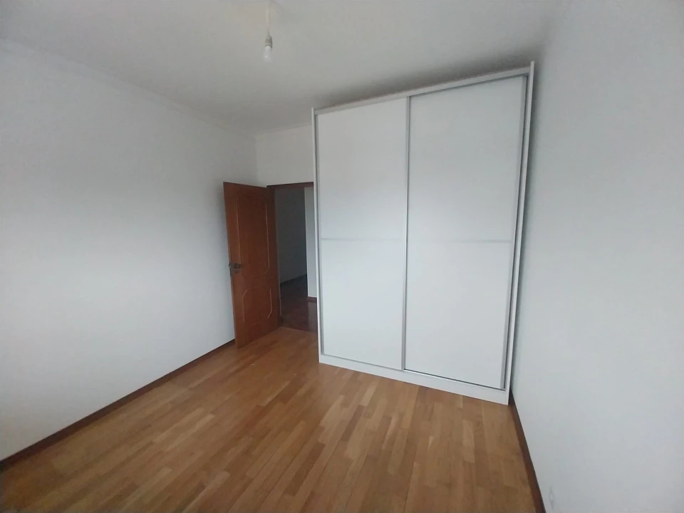 Apartamento T3 para Arrendamento em Santo Antonio dos Olivais Foto 4