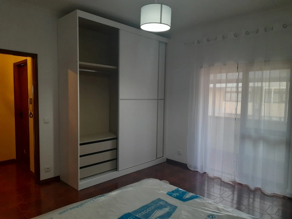 Apartamento T3 para Arrendamento em Santo Antonio dos Olivais Foto 6