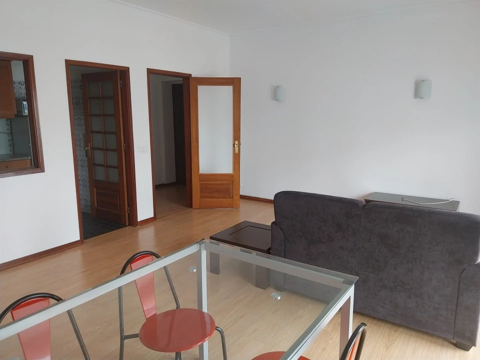 Apartamento T2 para Arrendamento em Santo Antonio dos Olivais Foto 2