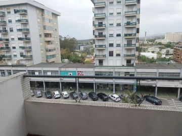 Apartamento T2 para Arrendamento em Santo Antonio dos Olivais