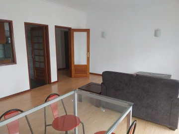 Apartamento T2 para Arrendamento em Santo Antonio dos Olivais