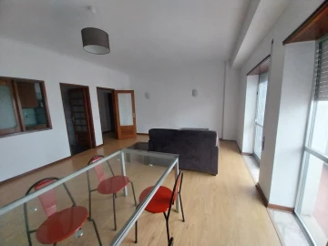 Apartamento T2 para Arrendamento em Santo Antonio dos Olivais