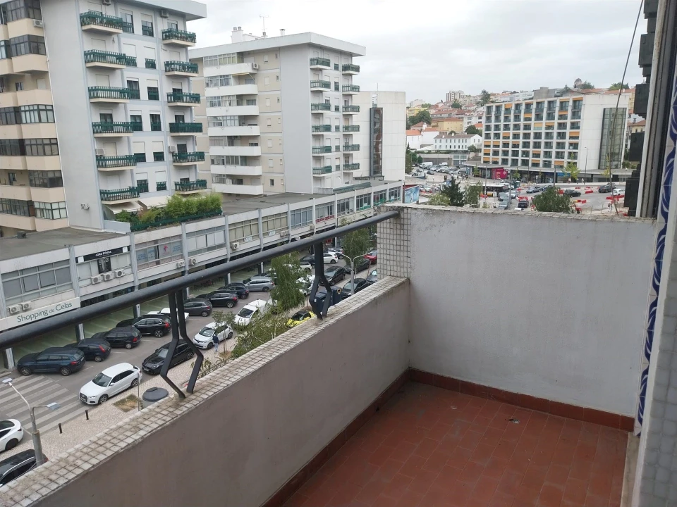 Apartamento T2 para Arrendamento em Santo Antonio dos Olivais Foto 13