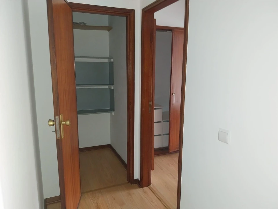 Apartamento T2 para Arrendamento em Santo Antonio dos Olivais Foto 6