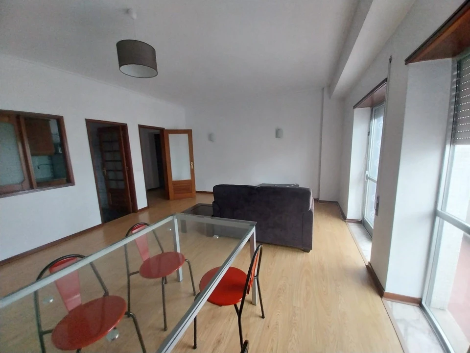 Apartamento T2 para Arrendamento em Santo Antonio dos Olivais Foto 1