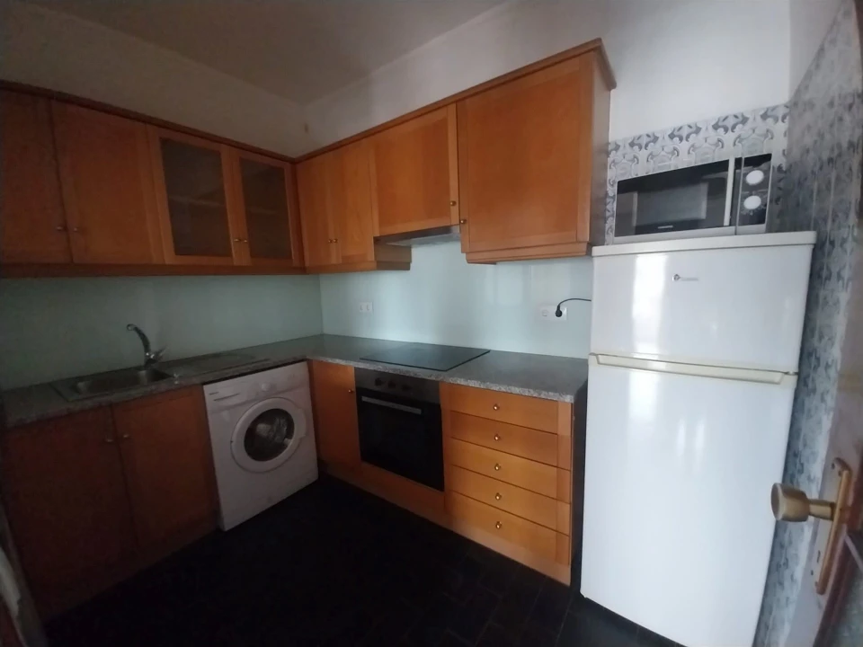 Apartamento T2 para Arrendamento em Santo Antonio dos Olivais Foto 4