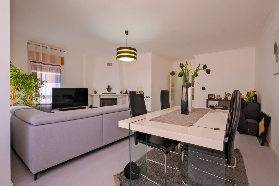 Apartamento T2 para Venda em Rio de Mouro Foto 5