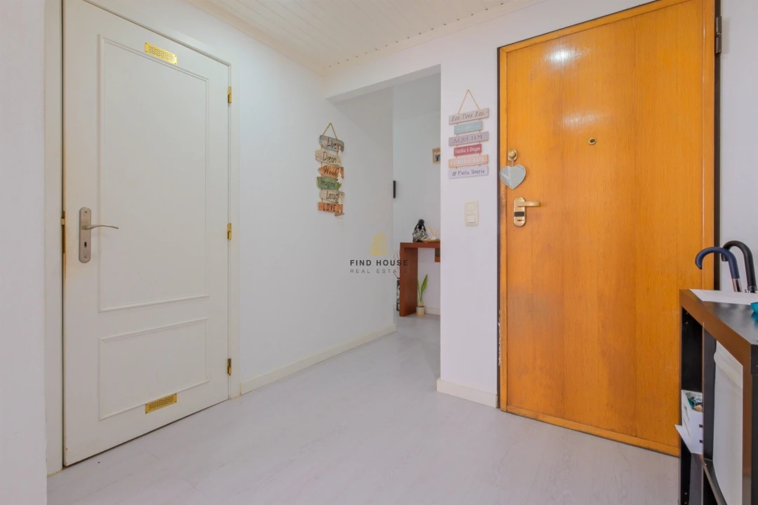 Apartamento T2 para Venda em Rio de Mouro Foto 2