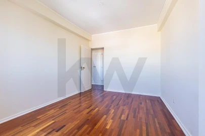 Apartamento T3 para Venda em Carnaxide e Queijas