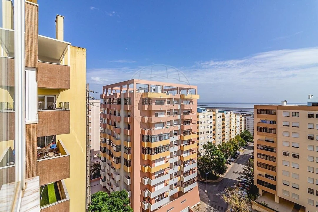 Apartamento T3 para Venda em Póvoa de Santa Iria e Forte da Casa Foto 1