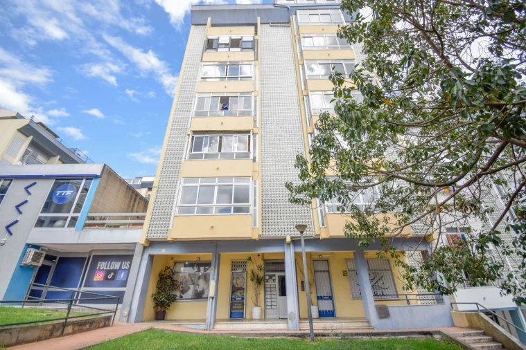 Apartamento T2 para Venda em Agualva e Mira-Sintra Foto 23