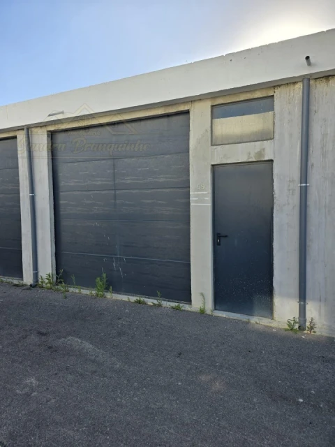 Garagem para Arrendamento em Santa Maria, São Pedro e Matacães