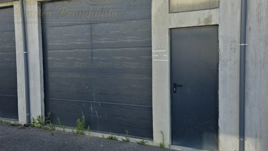 Garagem para Arrendamento em Santa Maria, São Pedro e Matacães