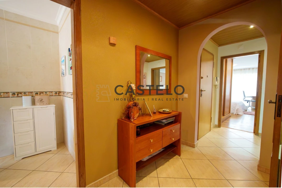 Apartamento T2 para Venda em Quelfes Foto 16