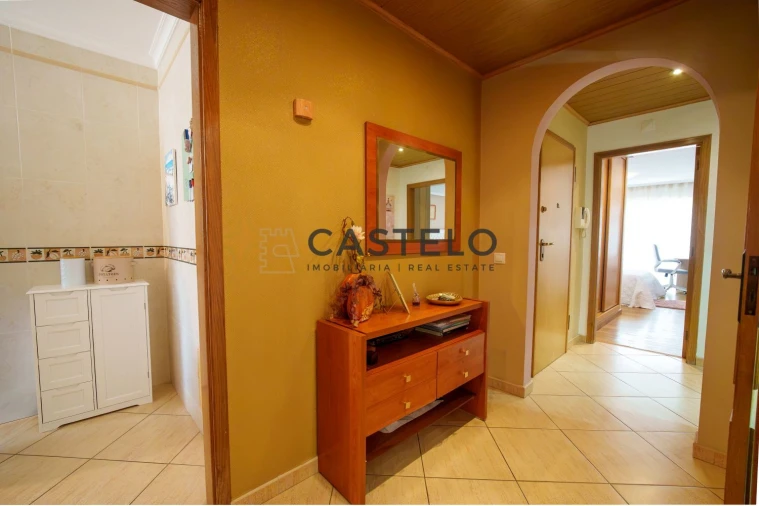 Apartamento T2 para Venda em Quelfes Foto 16