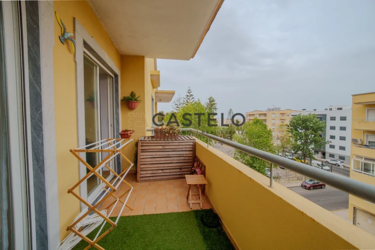 Apartamento T2 para Venda em Quelfes Foto 29