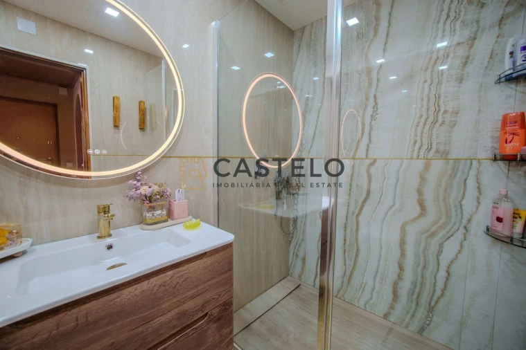 Apartamento T2 para Venda em Quelfes Foto 19