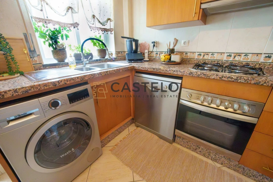 Apartamento T2 para Venda em Quelfes Foto 10