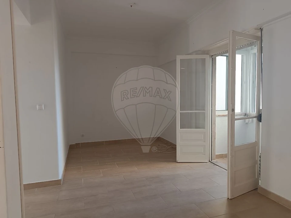 Apartamento T2 para Arrendamento em São Domingos de Benfica Foto 6