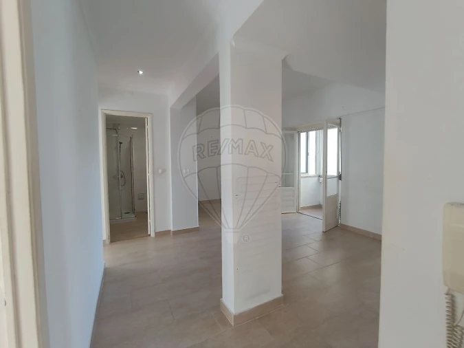 Apartamento T2 para Arrendamento em São Domingos de Benfica Foto 3