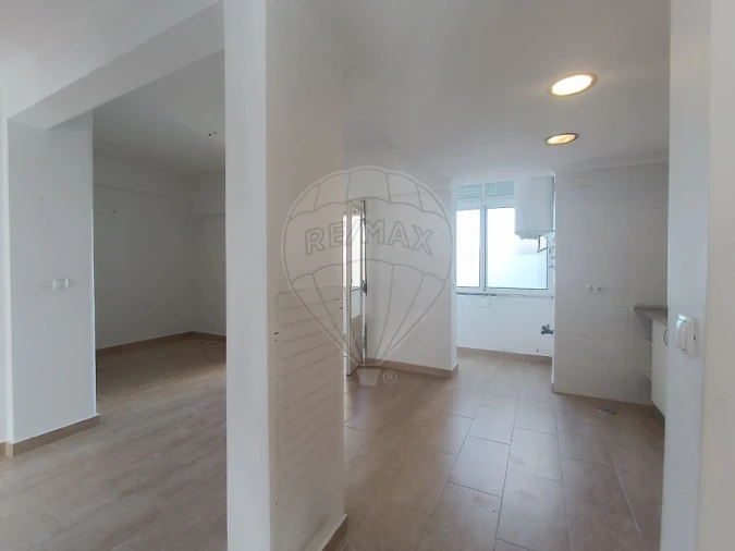Apartamento T2 para Arrendamento em São Domingos de Benfica Foto 4