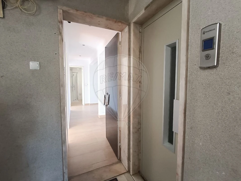 Apartamento T2 para Arrendamento em São Domingos de Benfica Foto 1