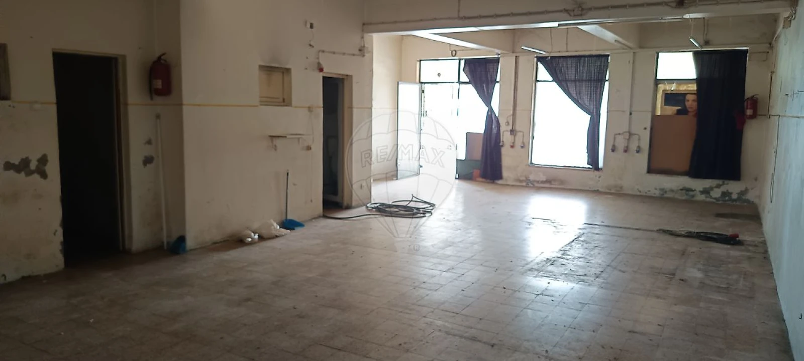 Loja para Venda em Almada, Cova da Piedade, Pragal e Cacilhas Foto 2