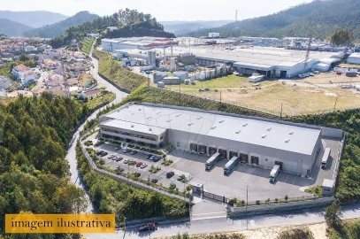 Armazém para Venda em Vila Chã, Codal e Vila Cova de Perrinho