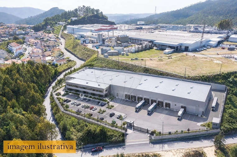 Armazém para Venda em Vila Chã, Codal e Vila Cova de Perrinho Foto 3