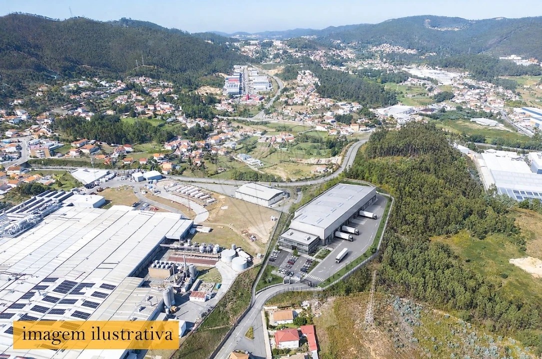 Armazém para Venda em Vila Chã, Codal e Vila Cova de Perrinho Foto 1