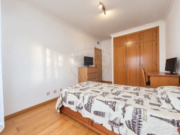 Apartamento T2 para Venda em Póvoa de Santo Adrião e Olival Basto