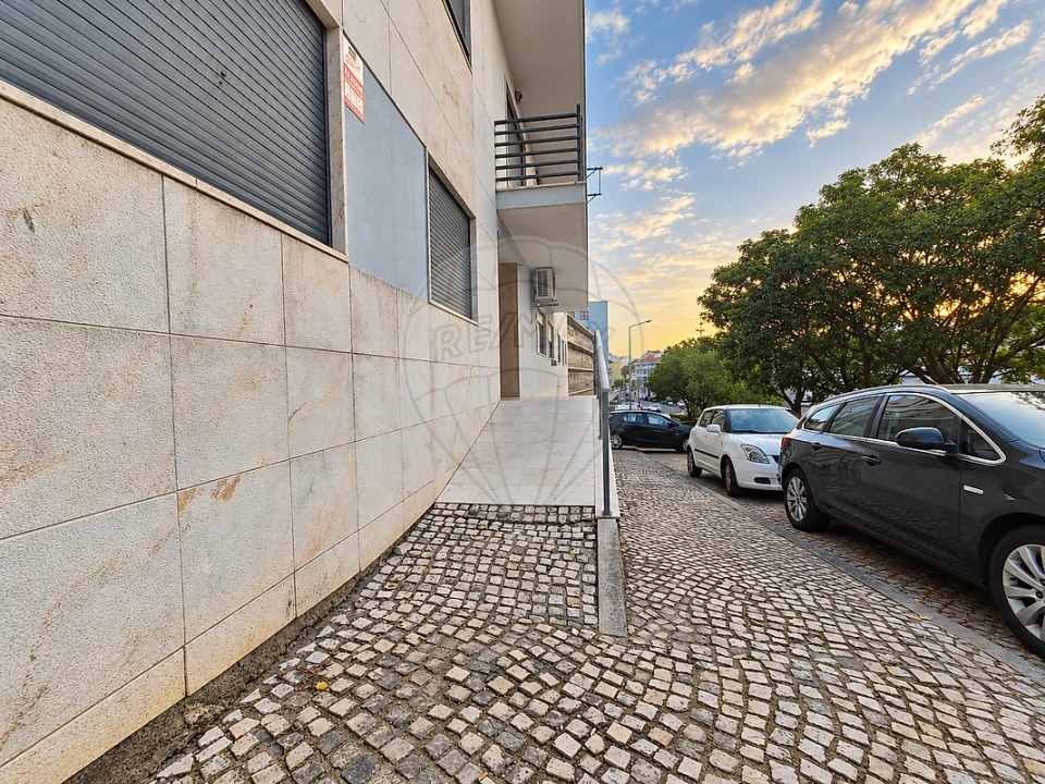 Apartamento T2 para Venda em Póvoa de Santo Adrião e Olival Basto Foto 3