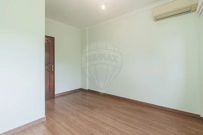 Apartamento T3 para Venda em Santa Maria e São Miguel, São Martinho, São Pedro Penaferrim