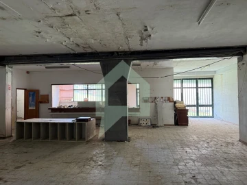 Loja para Venda em Arcozelo