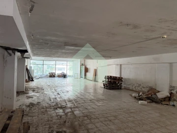 Loja para Venda em Arcozelo