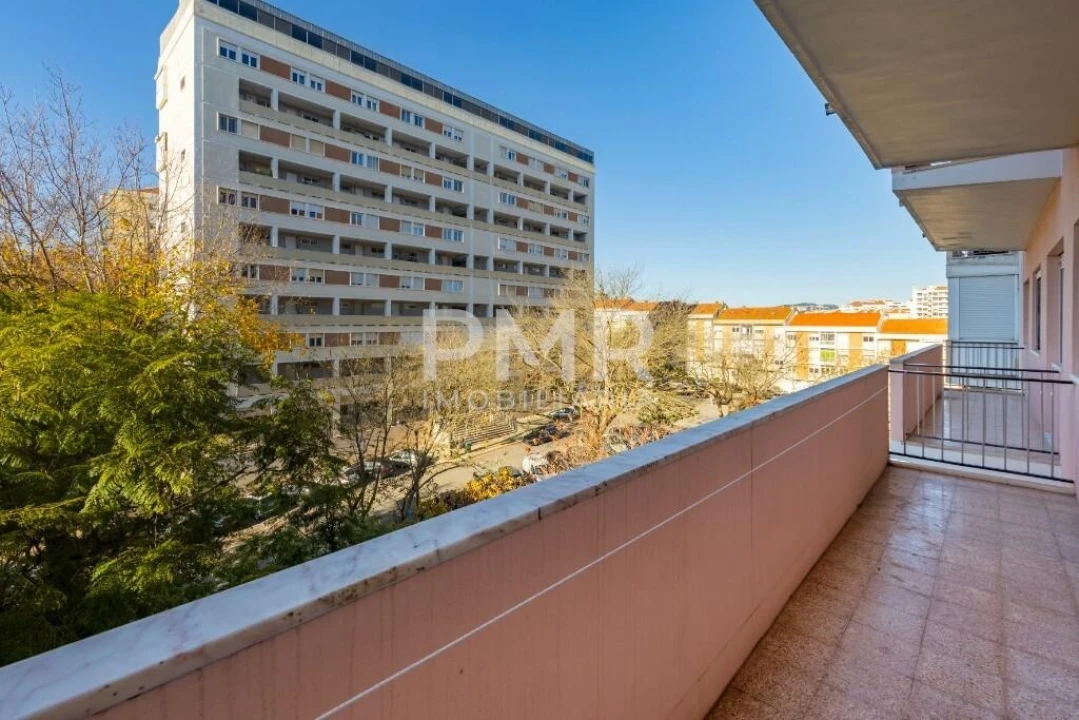 Apartamento T3 para Arrendamento em Lumiar Foto 4