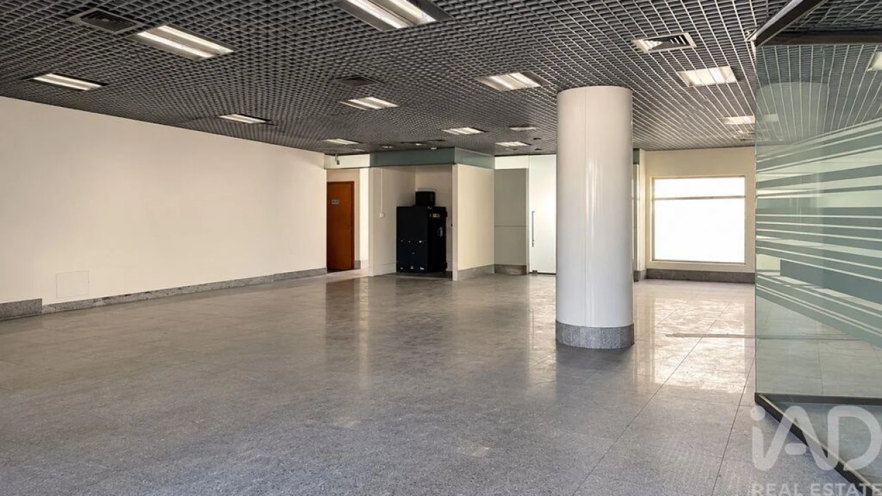 Loja para Arrendamento em Santa Marinha e São Pedro da Afurada Foto 1