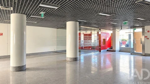 Loja para Arrendamento em Santa Marinha e São Pedro da Afurada