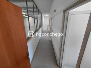 Armazém para Arrendamento em Pousa