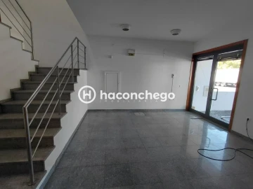 Armazém para Arrendamento em Pousa