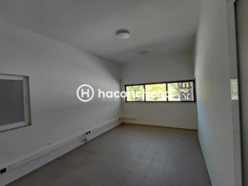 Armazém para Arrendamento em Pousa