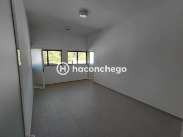 Armazém para Arrendamento em Pousa