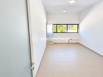 Armazém para Arrendamento em Pousa